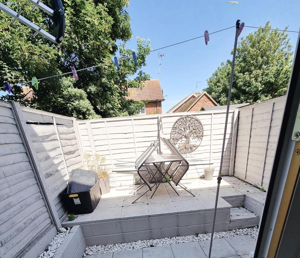 Entire Apartment With Sun Filled Private Garden Margate Bagian luar foto