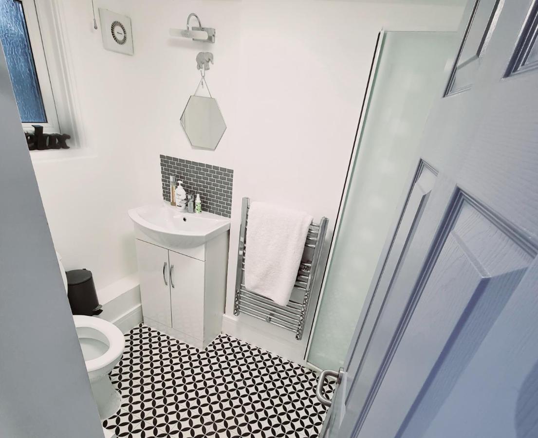 Entire Apartment With Sun Filled Private Garden Margate Bagian luar foto